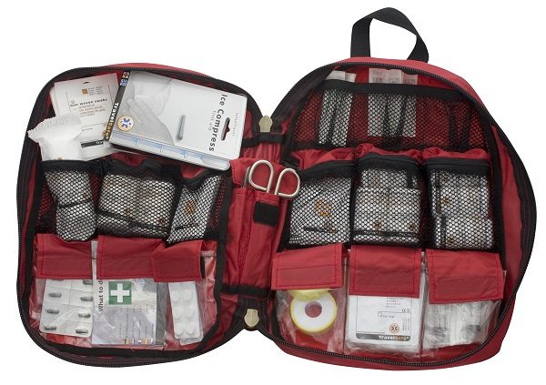 Uitgeklapte rode Travelsafe EHBO Kit zonder inhoud (Large) - afgebeeld met inhoud