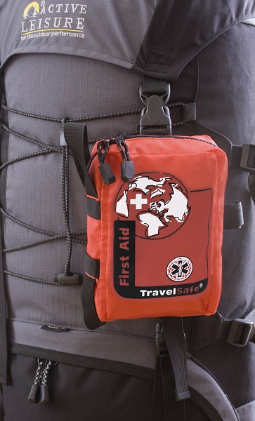 Rode Travelsafe EHBO Kit zonder inhoud (Small) bevestigd aan rugzak